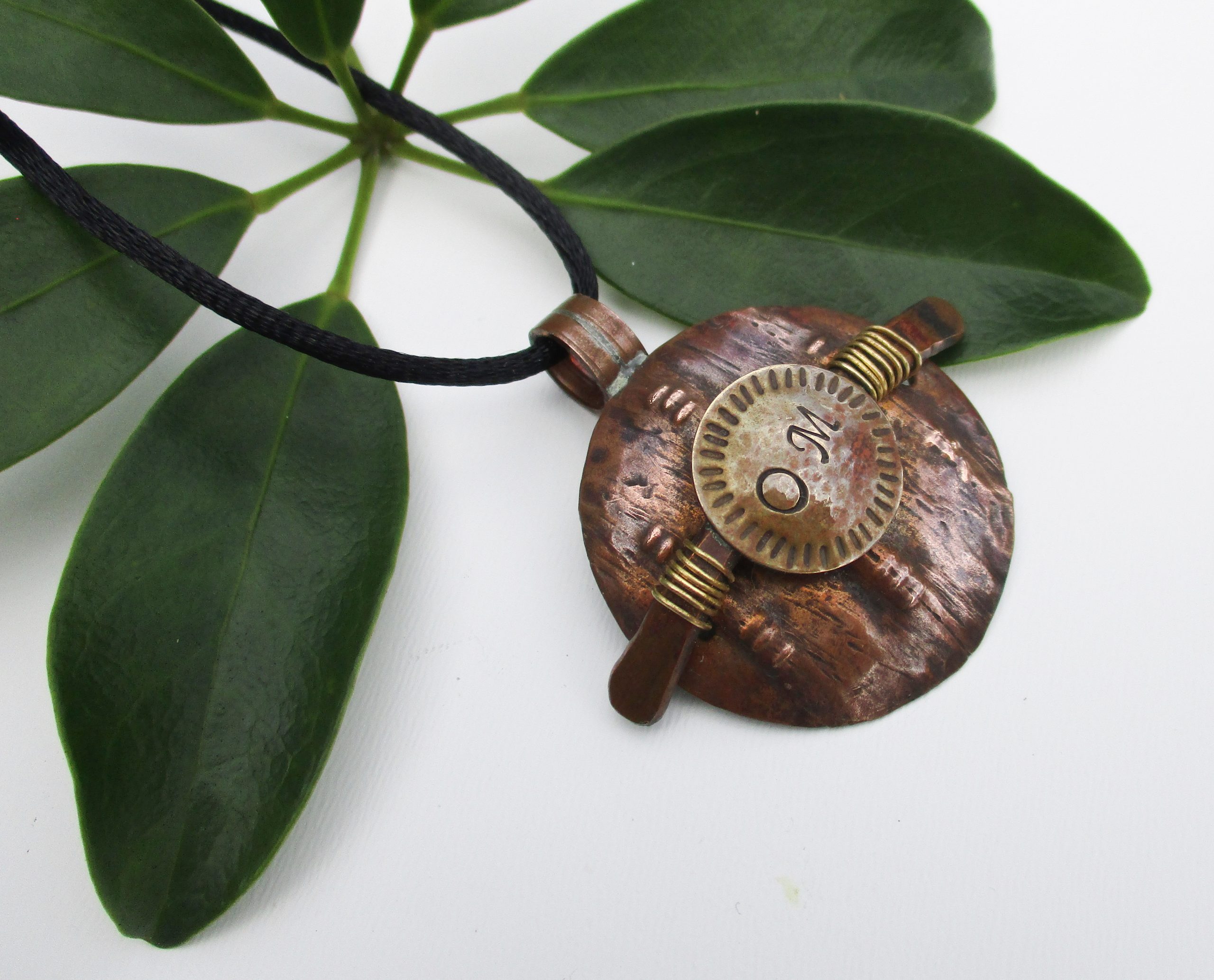 Om pendant